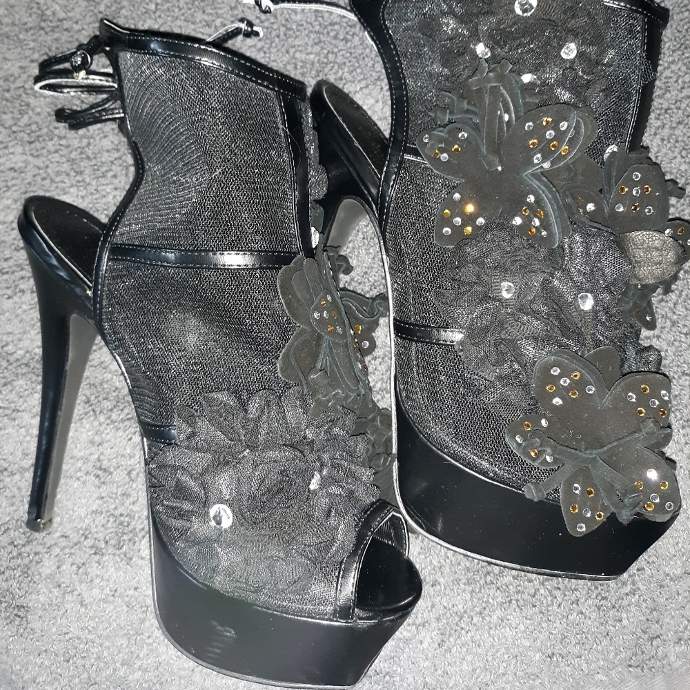 VS Bootie Style SIZE 6 Healed Booties